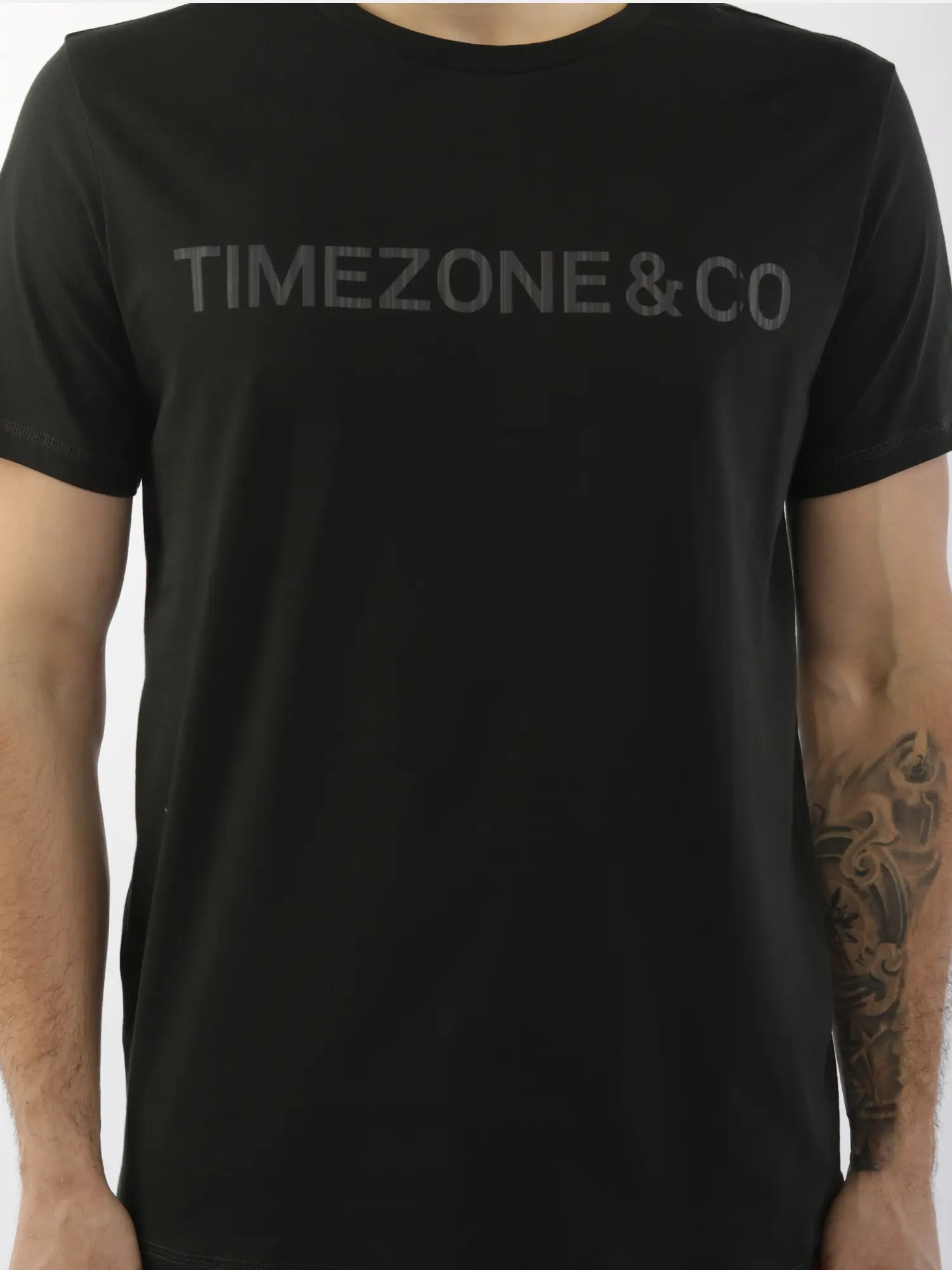 Футболка с надписью TIMEZONE, черная